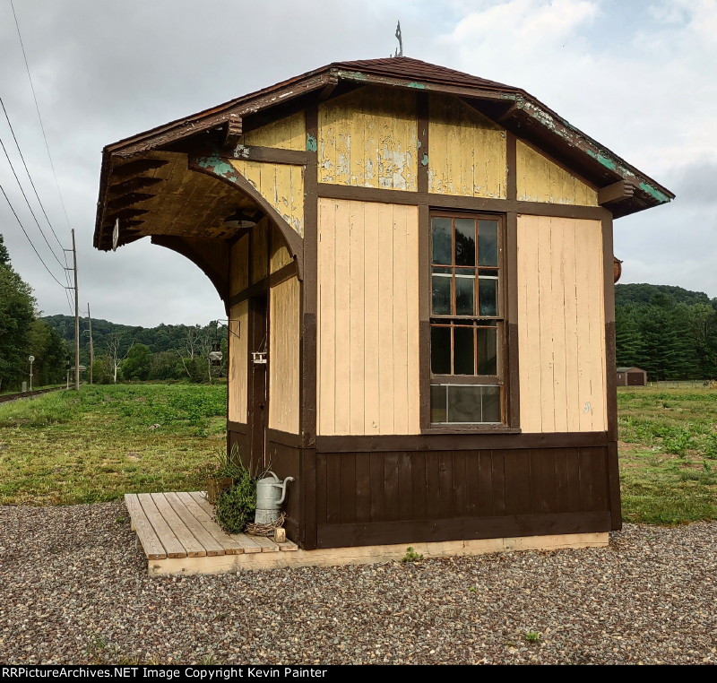 Ex-RDG flag stop shelter